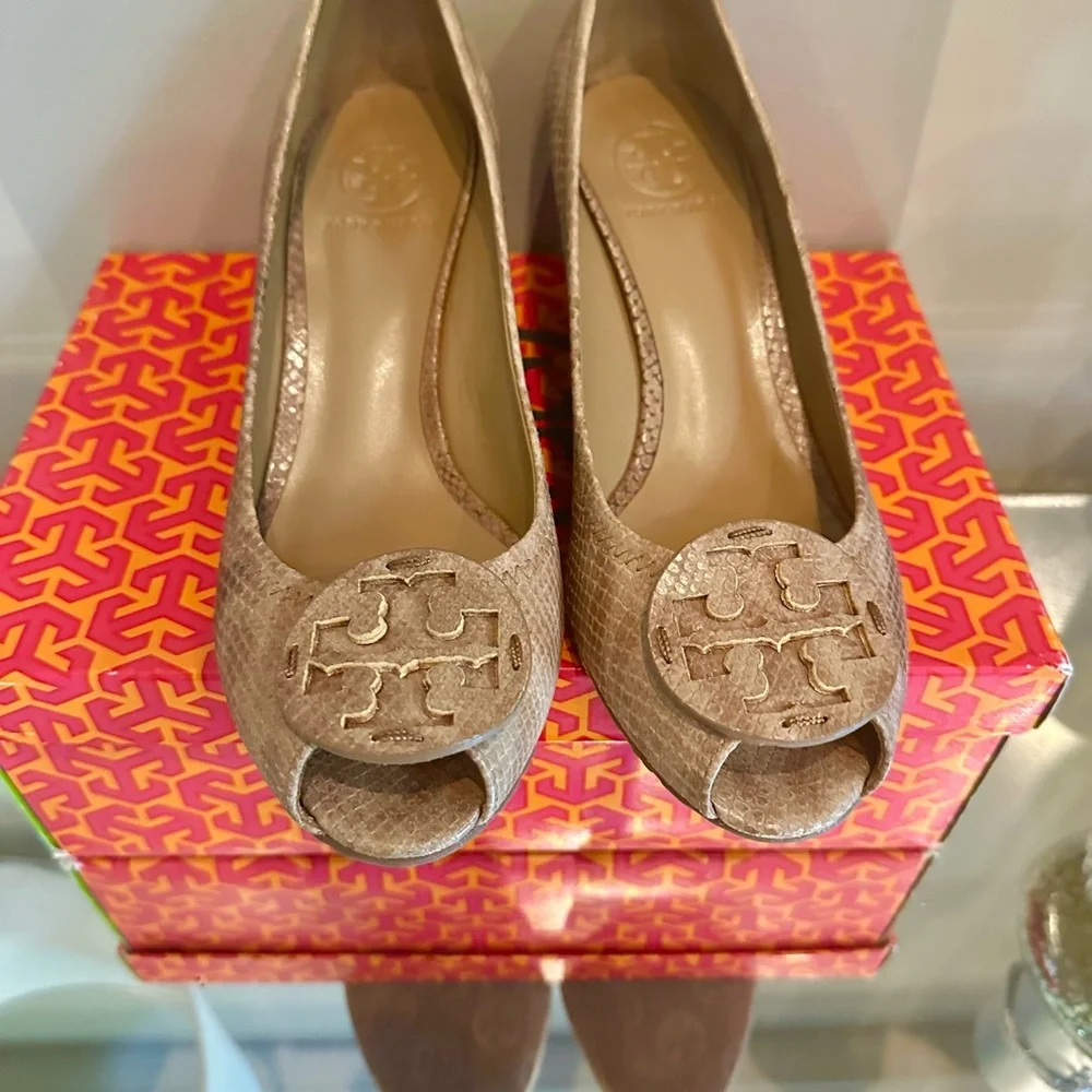 Tory Burch Sally 2 Women's Tan Snake Embossed Wedge Heels 9 Excellent! - Picture 2 of 9